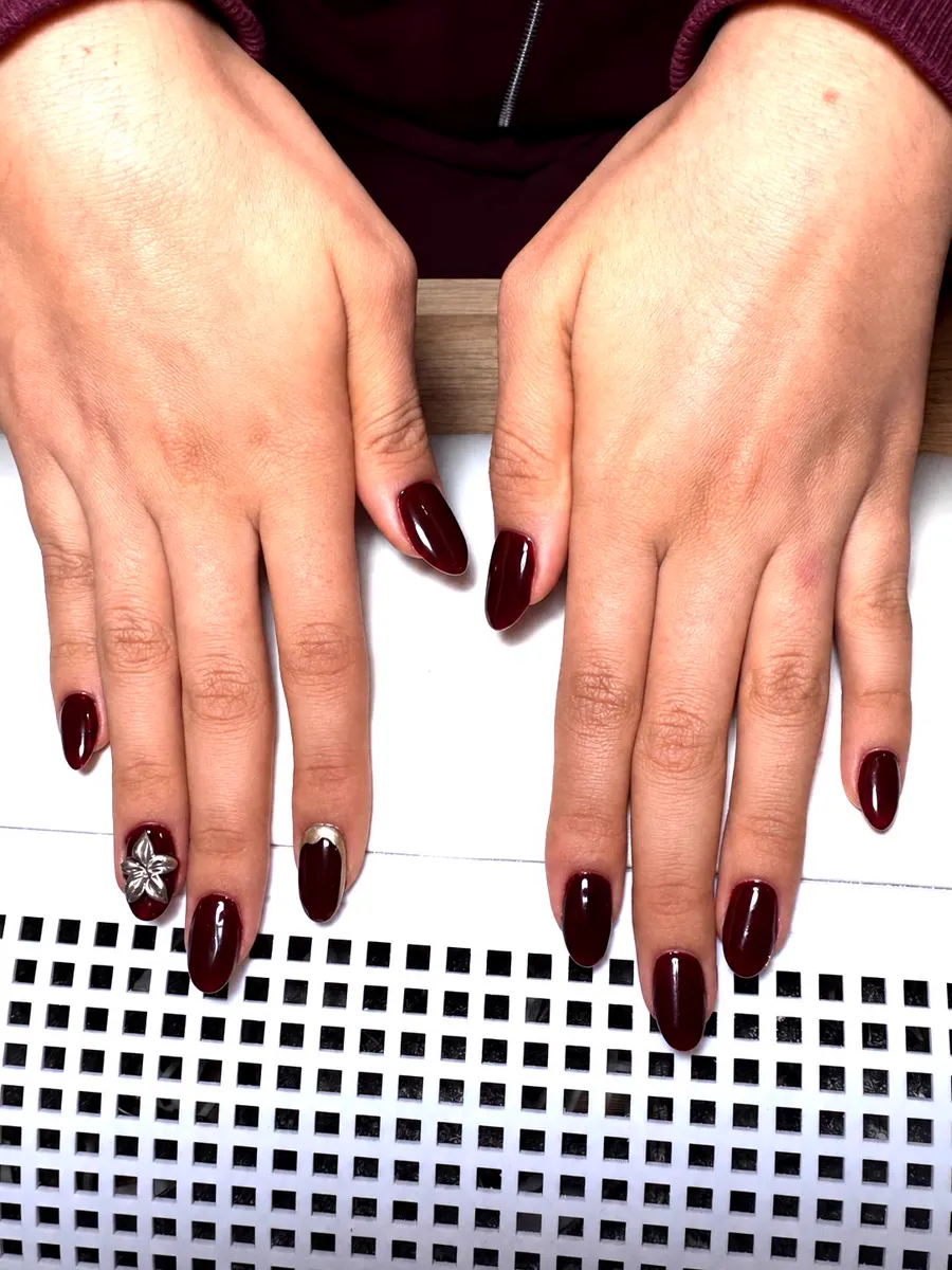 Bordo kalıcı oje, bir tırnakta çiçek nail art